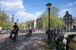 800px-Amsterdam_-_Bicycles_-_1058