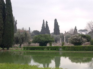 800px-Vue_paysagère_de_la_villa_Adriana.VA3[1]