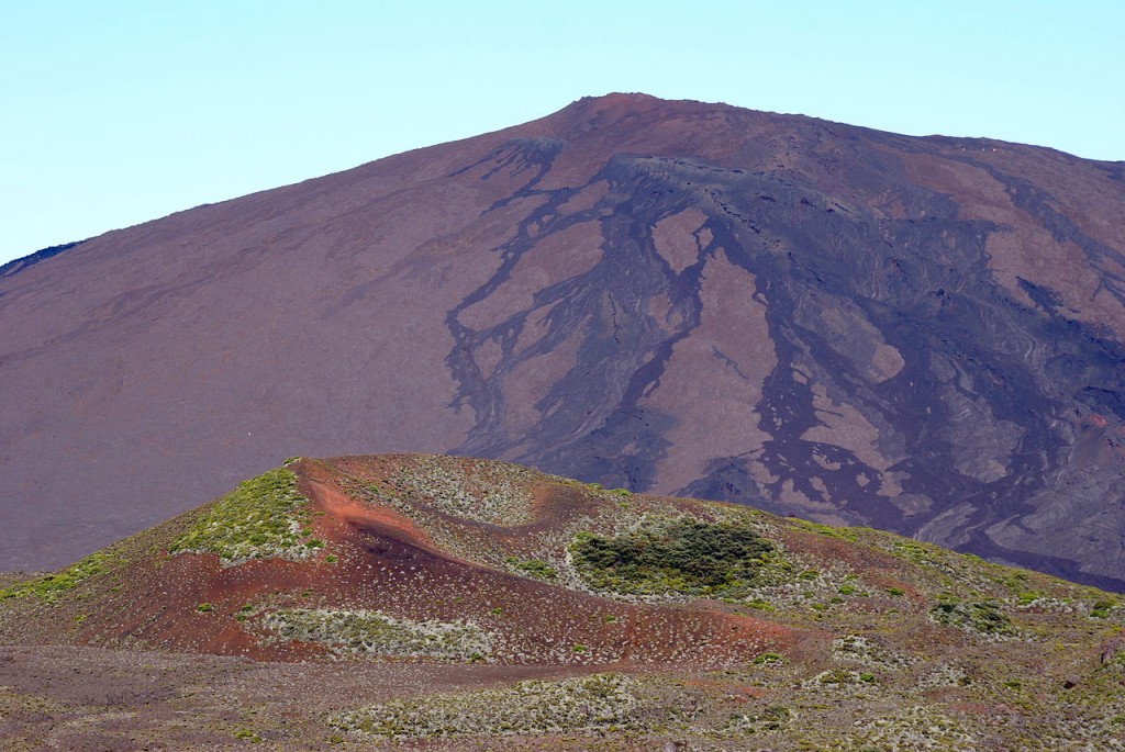 1280px-Piton_de_la_Fournaise_&_piton_Rouge[1]