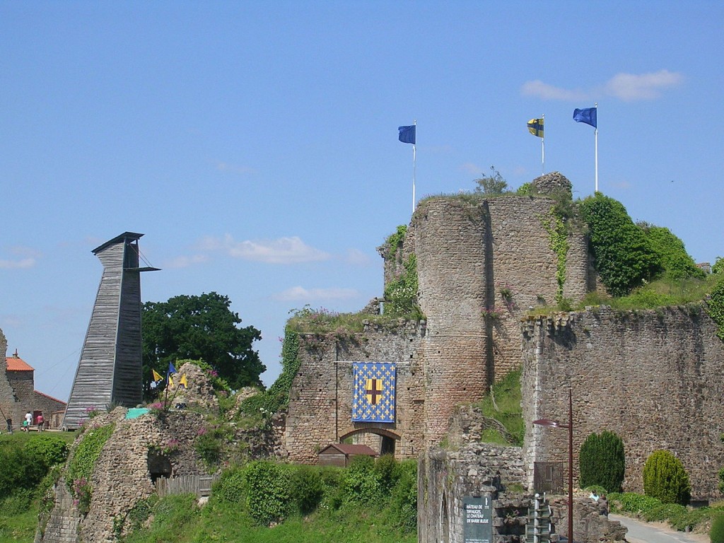 1280px-Château_Tiffauges_entrée[1]