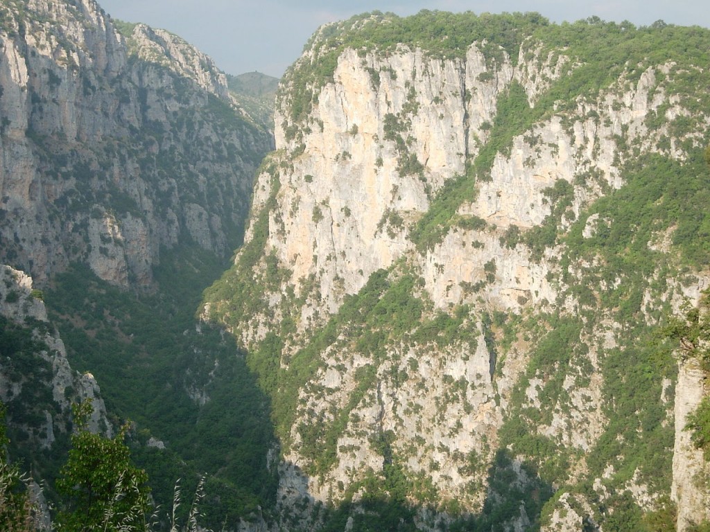 1280px-Gorges_du_Vikos[1]