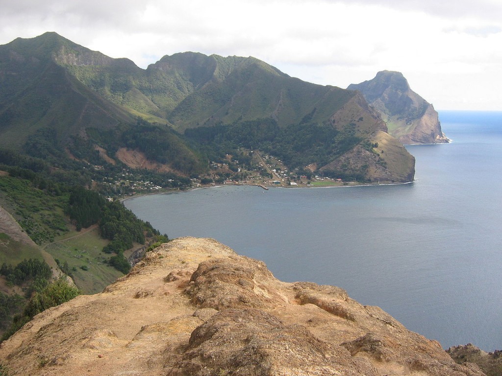 1280px-Isla_Juan_Fernandez_(vista_hacia_Robinson_Crusoe_desde_Montaña)[1]