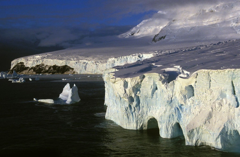 1280px-Küste_der_Peter-I.-Insel_in_der_Amundsen-See_1994[1]