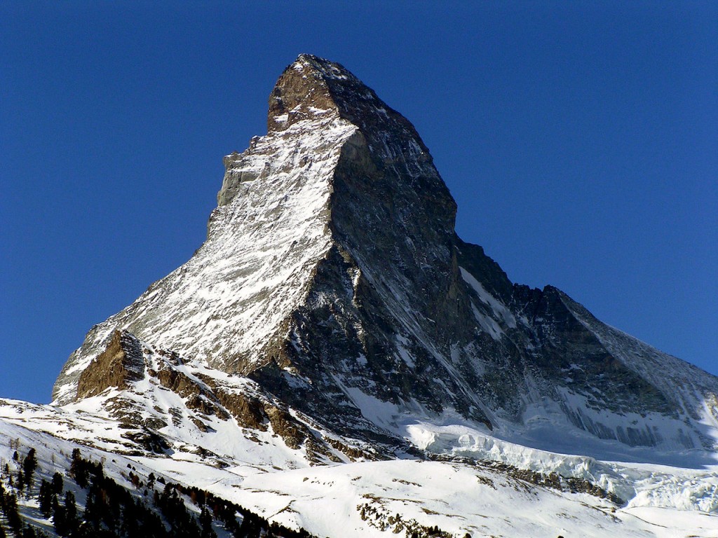 Vue du Cervin avec l'arête du Hörnli qui sépare la face nord (à droite) de la face est (à gauche).