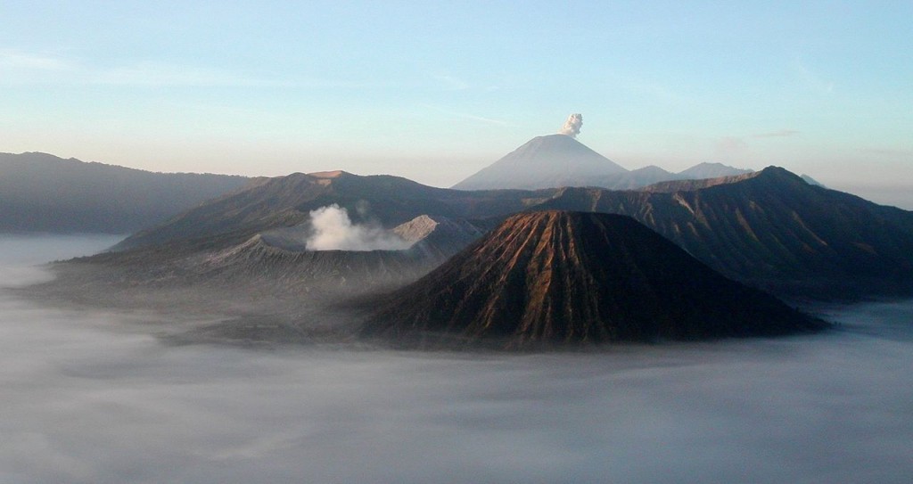 Le Bromo (cratère fumant au second plan), le Semeru (dernier plan) et le Batok (premier plan).