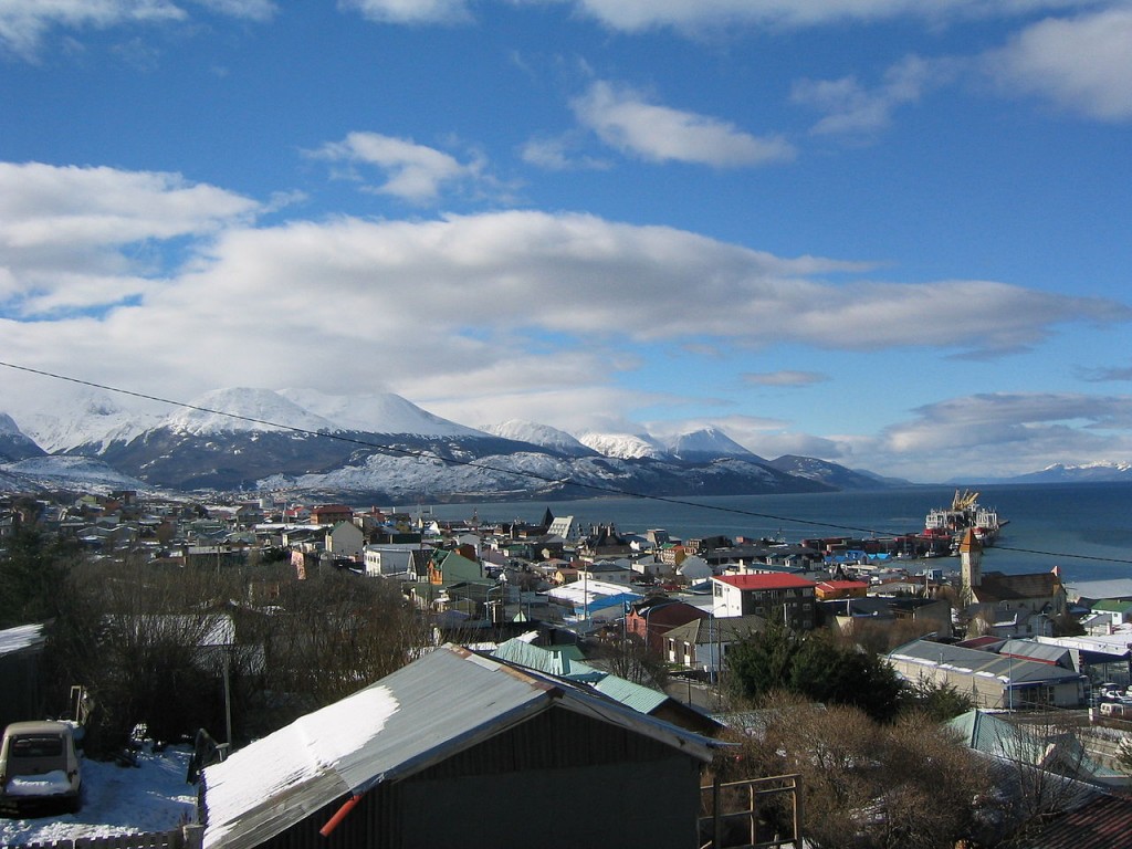 1280px-Ushuaia_in_early_Spring[1]