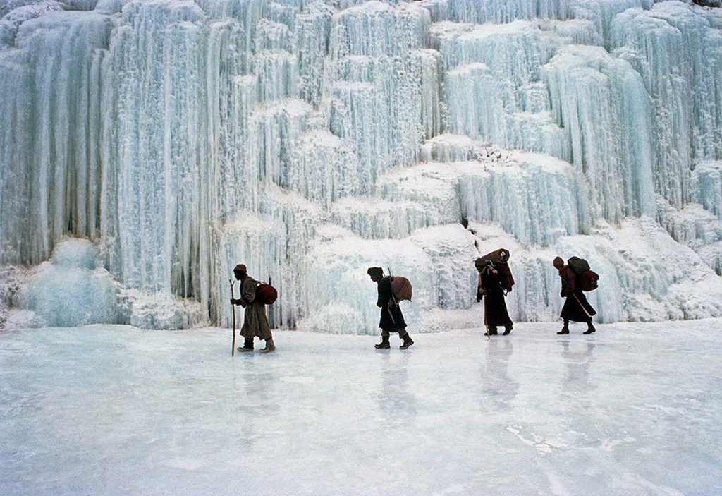 Le froid a fige une cascade sur une riviere gele du Zanskar en hiver (Himalaya indien)     /     The cold during winter has frozen this waterfall falling into the river in Zanskar (Indian Himalaya)
