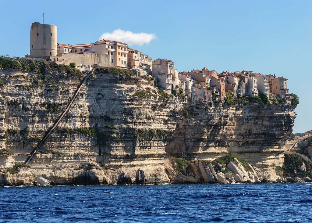 1280px-Bonifacio_falaises_escalier_roi_Aragon[1]