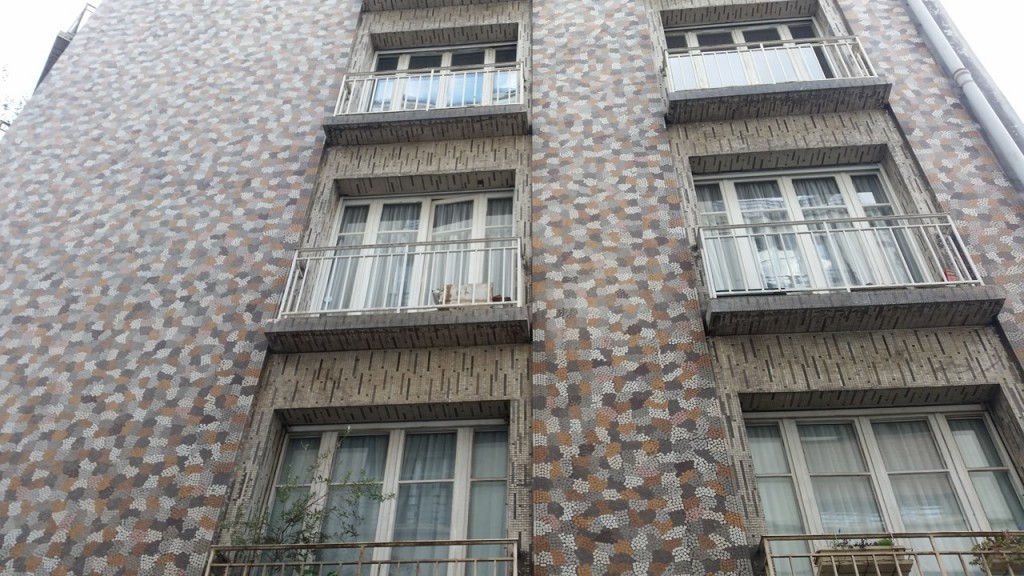 Façade avec une mosaïque évoquant la vigne