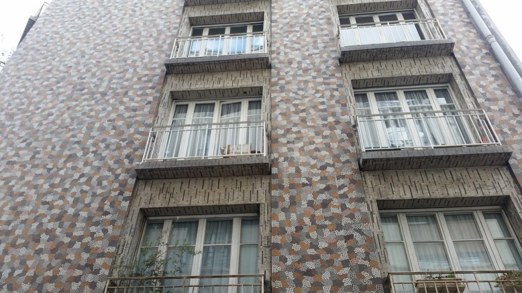 Façade avec une mosaïque évoquant la vigne