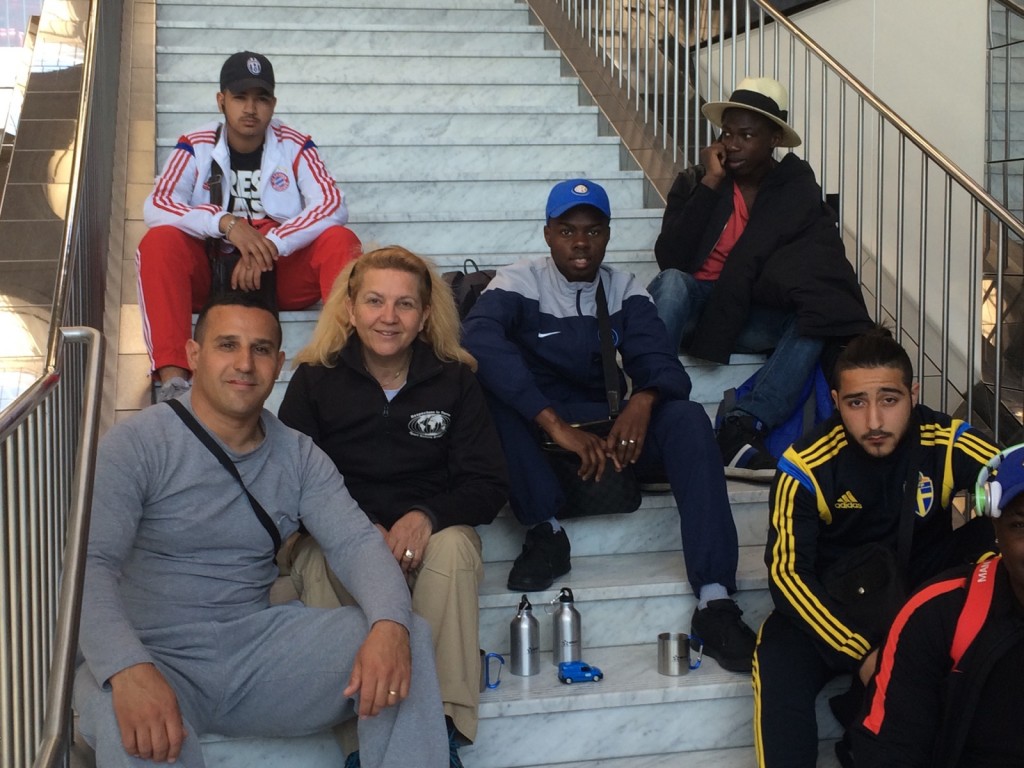 Djamel Bouda, Patricia Hedrich et les jeunes de Montreuil à l'aéroport avant le départ