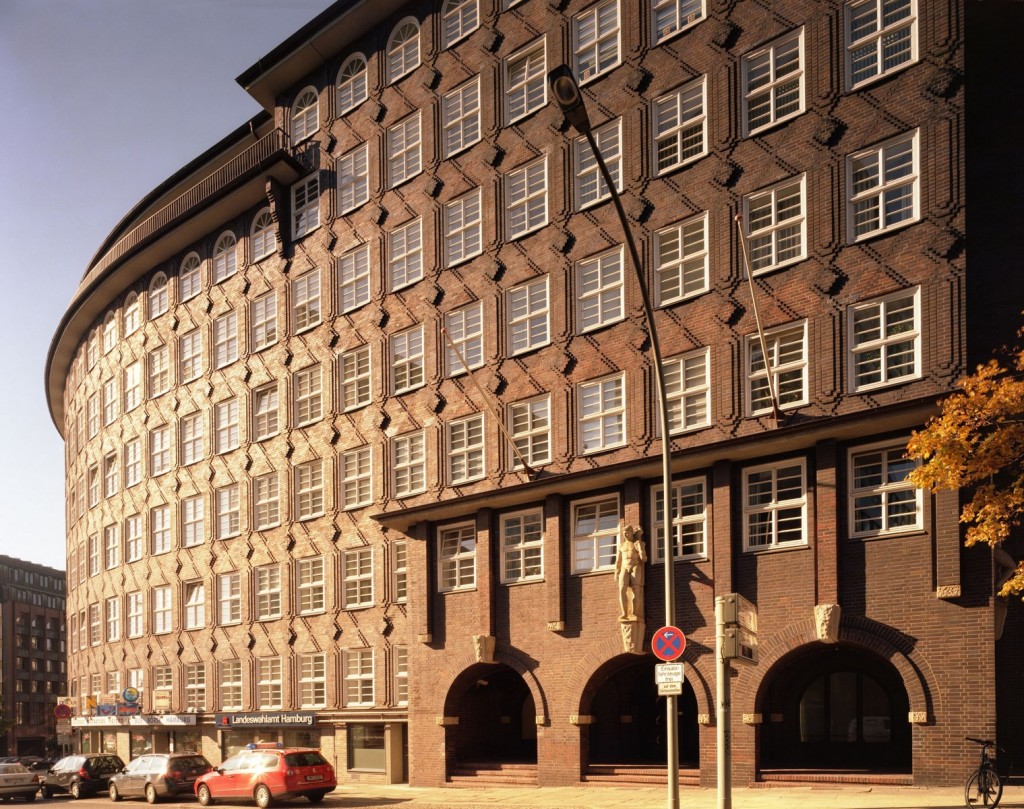 Kontorhausviertel; Sprinkenhof; 3rd construction phase, eastern façade with eastern entrance from the northeast, partial view