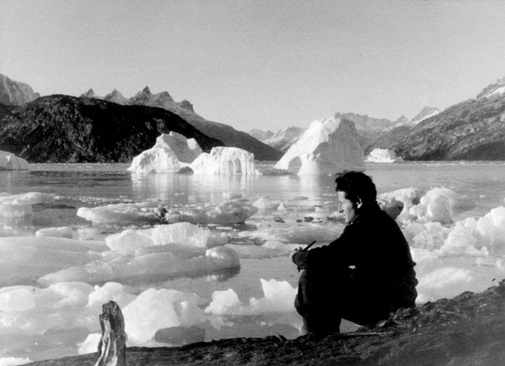 072 Groenland, Kangerlussuatsiaq, septembre 1936 - Paul-Émile Victor assis au bord du fjord - Photo Paul-Émile Victor / Fonds Paul-Émile Victor [droits geres par Rue des Archives]