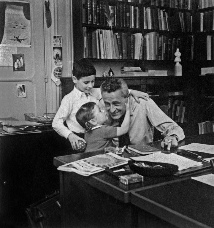 Paul Emile Victor (1907-1995) explorateur et ethnologue francais, ici en 1955 dans son bureau chez lui 22 avenue de la Grande Armee a Paris avec ses enfants Jean Christophe et Daphne -- Paul Emile Victor (1907-1995) french explorer and ethnologist, at home in Paris, 1955 with his children Jean-Christophe and Daphne