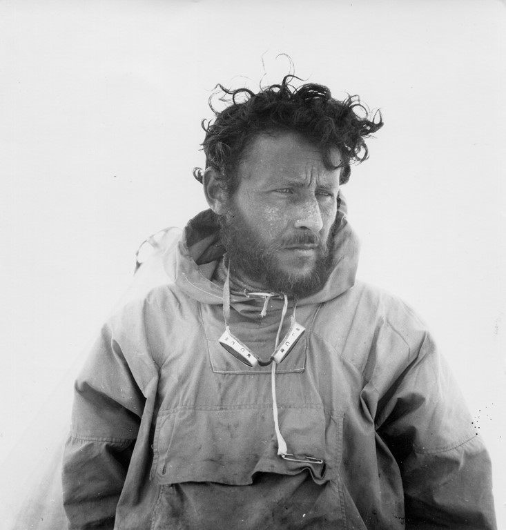 079Groenland, Tasiilaq, 11 juillet 1936 - Paul-Émile Victor, au retour de la premiere TransGroenland française (une traversee de 829 kilometres d'ouest en est sur la calotte glaciaire en 49 jours) qu'il a accomplie avec trois compagnons (Robert Gessain, Michel Perez, et Eigil Knuth) - Photo Robert Gessain / Fonds Paul-Émile Victor