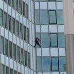 Alain Robert a grimpé à main nues la Tour First de La Défense.