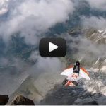 Premier saut en wingsuit depuis le sommet du Petit Drus dans le massif du Mont-Blanc