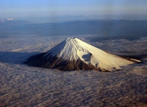 Le mont Fuji dépassant d'une mer de nuages et le cratère Hōei-zan bien visible sur le flanc Sud-Est.