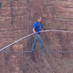 LE FUNAMBULE WALLENDA TRAVERSE LE GRAND CANYON SUR UN FIL