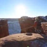 Un saut pendulaire extraordinaire au-dessus d’un canyon