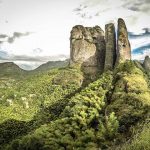 Nouveau vol spectaculaire réussi en wingsuit de Jeb Corliss à travers une étroite montagne en Chine.