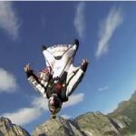 Vidéo: Incroyable, un vol à l’envers, la tête en bas, en wingsuit !