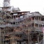 Il a construit la plus grande cabane du monde
