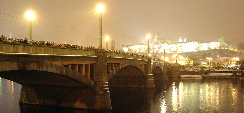 800px-Pont_de_Prague[1]