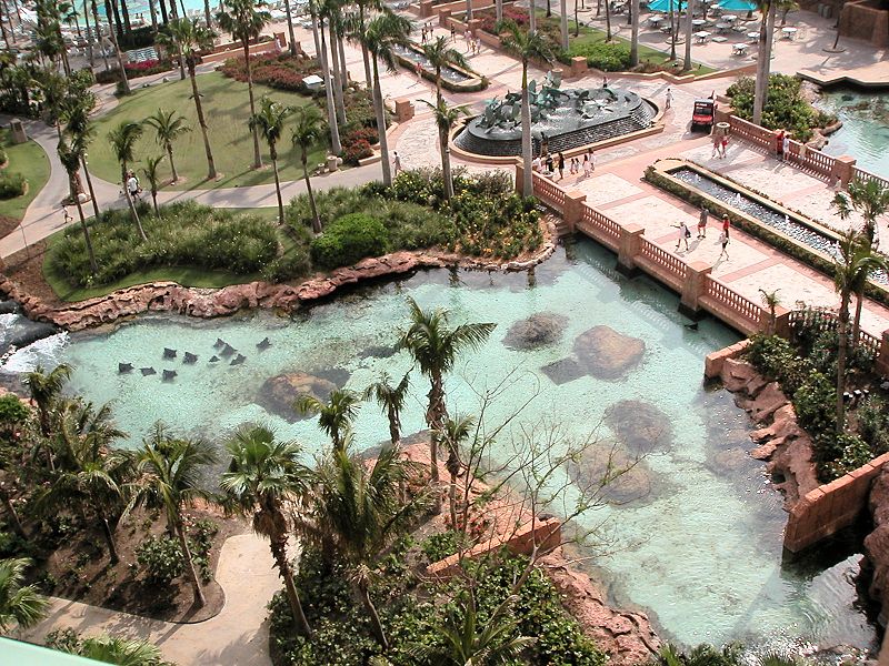 800px-View_of_Aquarium_and_Pools_from_Royal_Tower_Rooms_Atlantis_2[1]