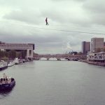 Il traverse la Seine sur un fil