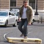 Il fait du skate sur les rails d’un tramway