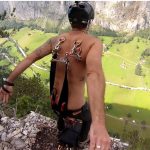 Il saute en BASE Jump suspendu par la peau du dos