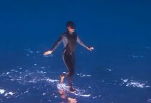 Il court à la surface de l’eau la tête à l’envers