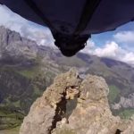 Il passe en wingsuit par un trou de 2m60 à 200 km/h