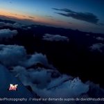 Première mondiale par Géraldine Fasnacht avec un vol de nuit en Wingsuit au-dessus des Alpes