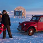 Une famille se rend en Citroën 2 CV sur le cercle polaire arctique