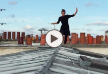 Une parisienne acrobate sur les toits de Paris