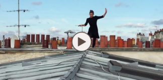 Une parisienne acrobate sur les toits de Paris