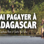 Deux aventuriers français construisent un radeau pour descendre une rivière à Madagascar