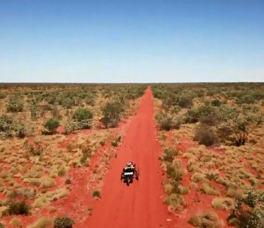 Premières images de l’expédition Solar off-road avec Charles Hedrich dans le désert de Simpson