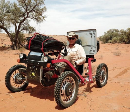 Première traversée 100% solaire réussie pour Charles Hedrich en Australie! 800 km à travers le désert de Simpson.