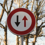 L’importance cruciale de respecter les panneaux de signalisation pour une conduite sécurisée